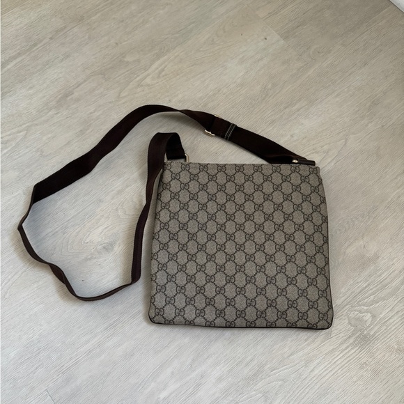 LIKE NEW Authentic Gucci Crossbody - Picture 12 of 14